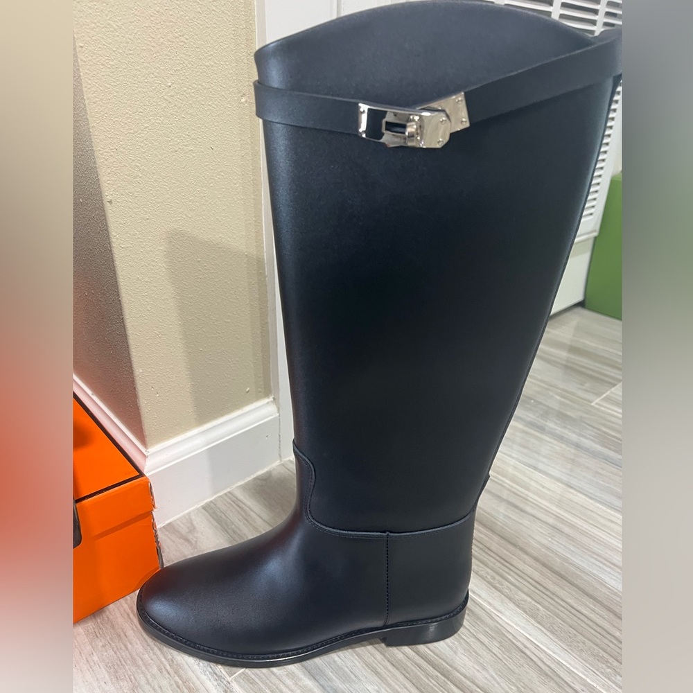 Sleek Black Women's Winter Boots with Silver Buckle